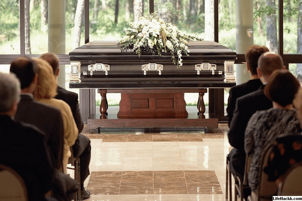 Как организовать прощание и похороны?